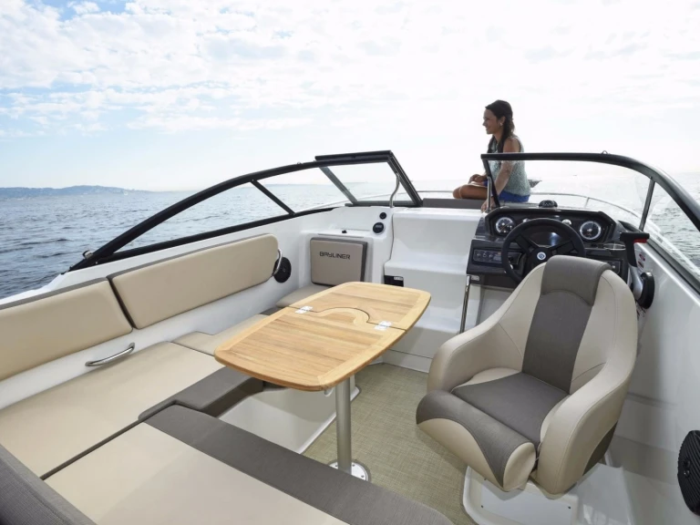 Ein Bayliner VR6 mieten in Marseille