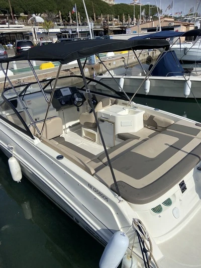 Ein Bayliner VR6 mieten in Marseille