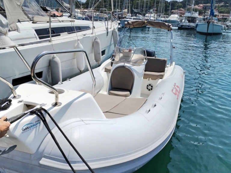 YachtCharter in Les Salins d'Hyères - Sacs Sacs S 640 auf SamBoat