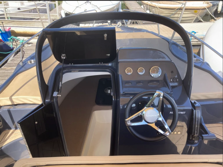 Vermietung Motorboot Nireus mit Führerschein
