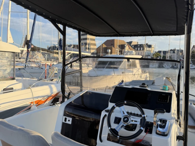 Motorboot mit oder ohne Skipper Bénéteau mieten in Deauville