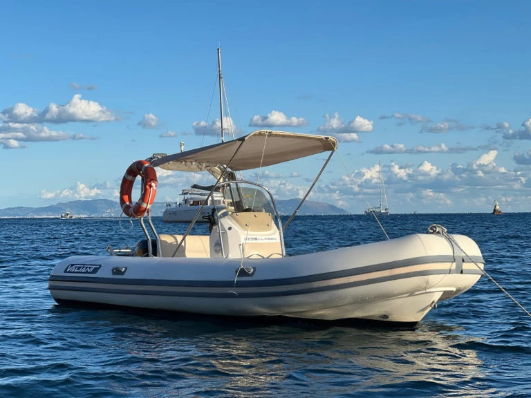 Ein Valiant Valiant 550 Classic mieten in Torre Annunziata