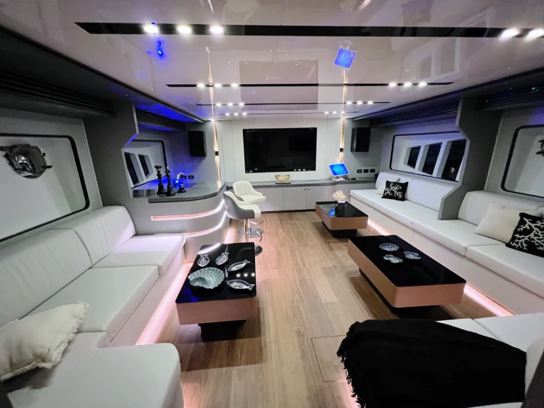 Ein  Luxury Motor Yacht X32 mieten in Dubai Marina