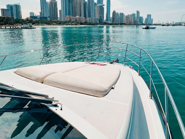 Ein Azimut Azimut 50 X33 mieten in Dubai Marina