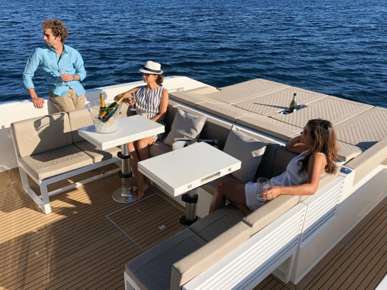 Vermietung Yacht De Antonio mit Führerschein
