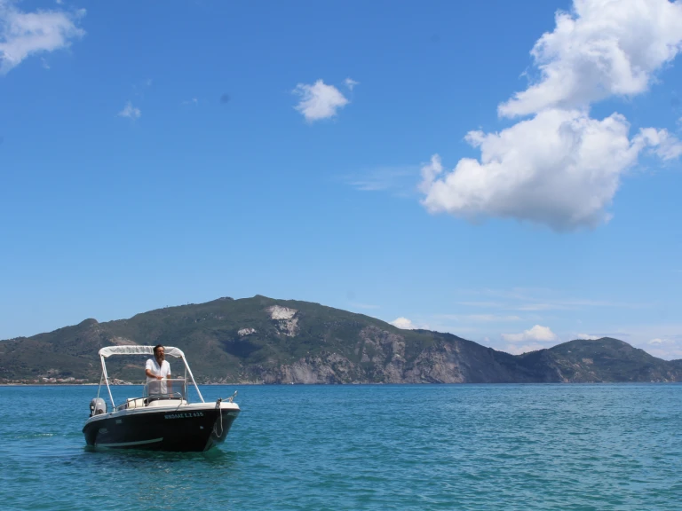 Motorboot mit oder ohne Skipper Poseidon mieten in Laganás