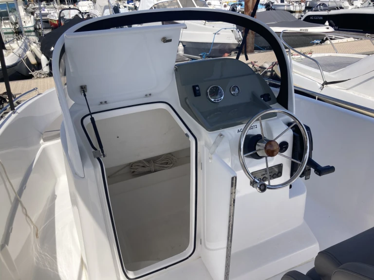 Vermietung Motorboot Nireus mit Führerschein