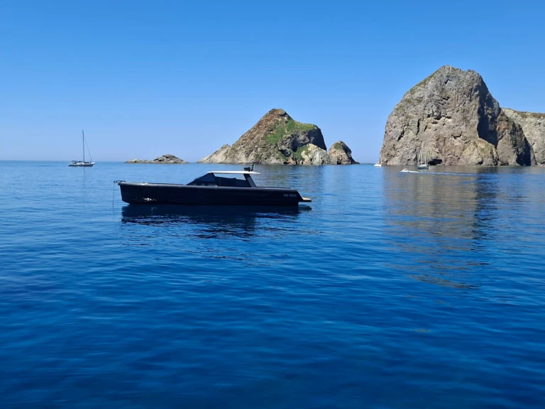 Motorboot mit oder ohne Skipper Wally mieten in Porto Badino