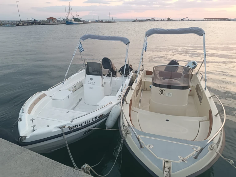 Vermietung Motorboot Athrakiboats mit Führerschein