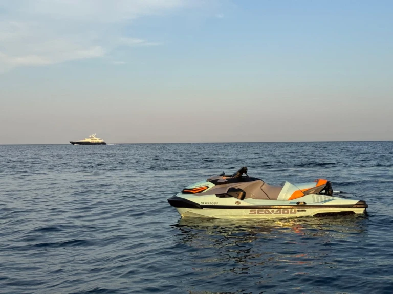 Ein Sea-Doo Wakepro 230 mieten in Saint-Tropez