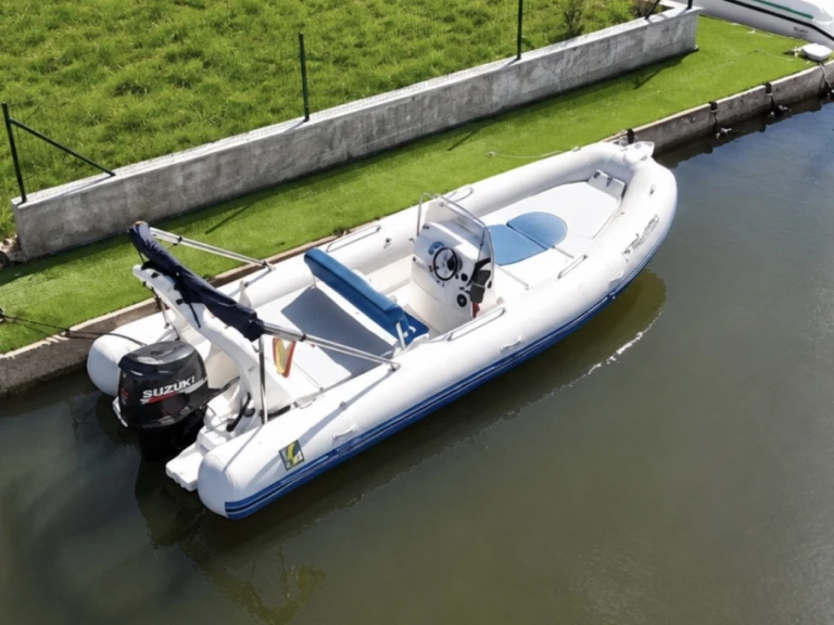 Bootsverleih Zodiac Medline II Roses Samboat