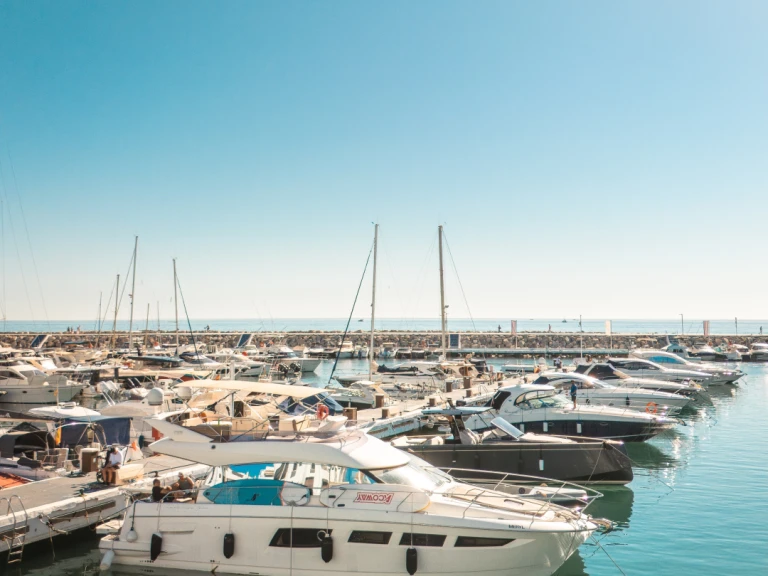 Motorboot mieten in Puerto Deportivo de Lujo en Marbella zum besten Preis