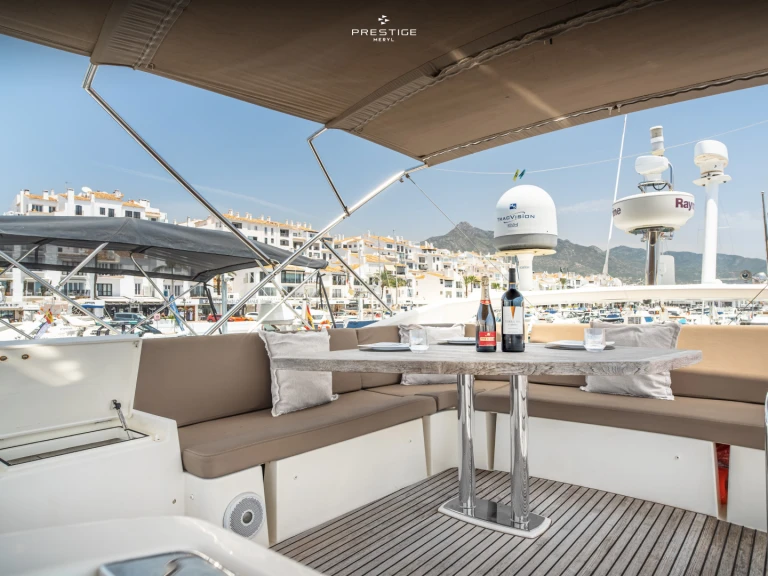 Ein Jeanneau Prestige 500 Fly mieten in Puerto Deportivo de Lujo en Marbella