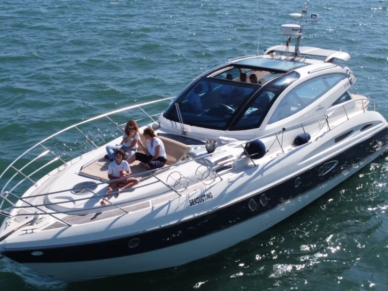 Ein Cranchi Mediterranee 47 Hard Top mieten in Lissabon