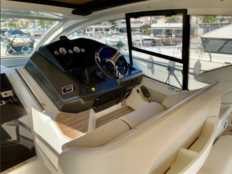 Ein Cranchi M 44 mieten in Antibes