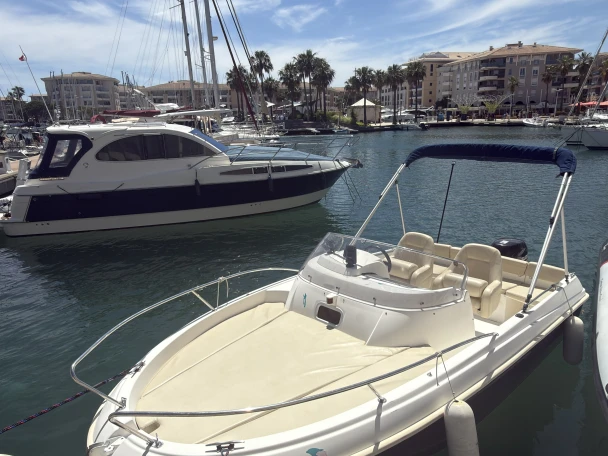 Motorboot mit oder ohne Skipper Jeanneau mieten in Port Fréjus