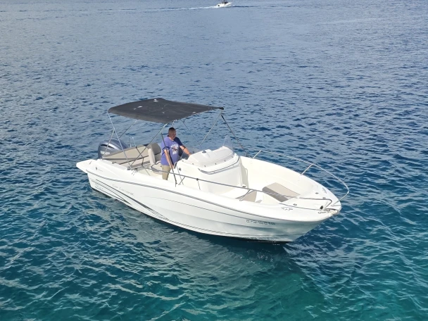 Motorboot mit oder ohne Skipper Jeanneau mieten in Split