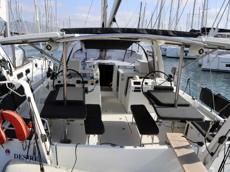 Ein Jeanneau Sun Loft 47 /7cab mieten in Néa Péramos
