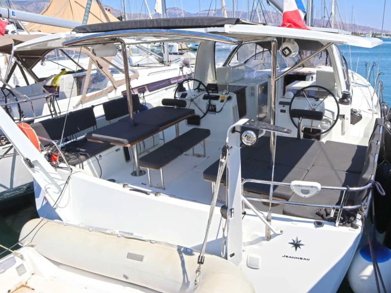 Ein Jeanneau Sun Loft 47 /7cab mieten in Álimos