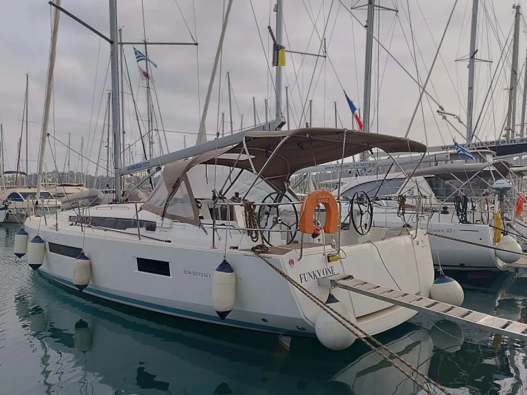 Jeanneau Sun Odyssey 440 (4cab) mieten Gouviá