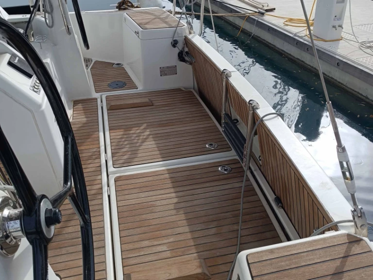 Ein Jeanneau Sun Odyssey 440 (4cab) mieten in Gouviá