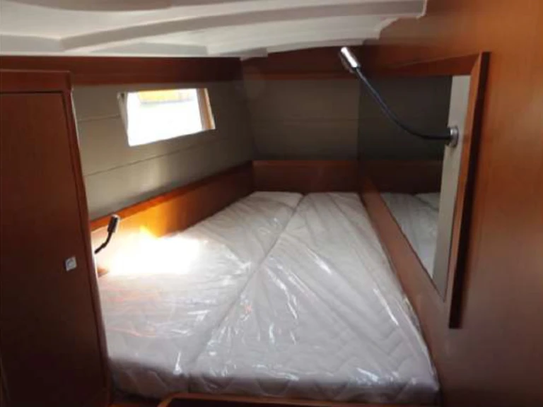 Ein Bénéteau Oceanis 48 /5cab mieten in Kalkara