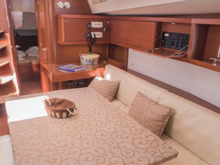 Ein Bénéteau Oceanis 48 /5cab mieten in Ávdira