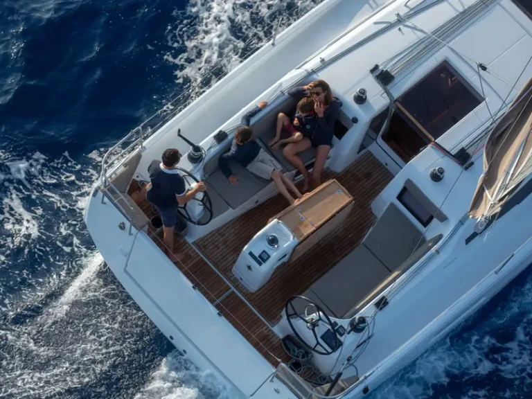 YachtCharter in Bormes-les-Mimosas - Jeanneau Sun Odyssey 410 /3cab auf SamBoat