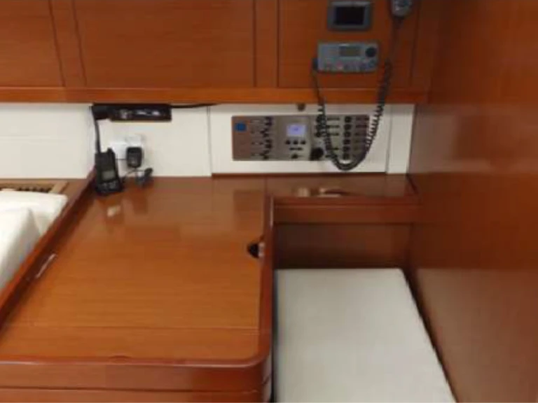 Ein Bénéteau Oceanis 50 /6cab mieten in Kalkara