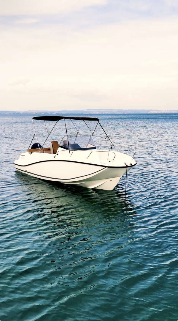 Ein Quicksilver Activ 675 Open mieten in Marseille