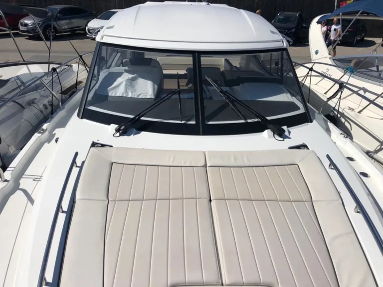 Ein Jeanneau Leader 36 mieten in Sainte-Maxime