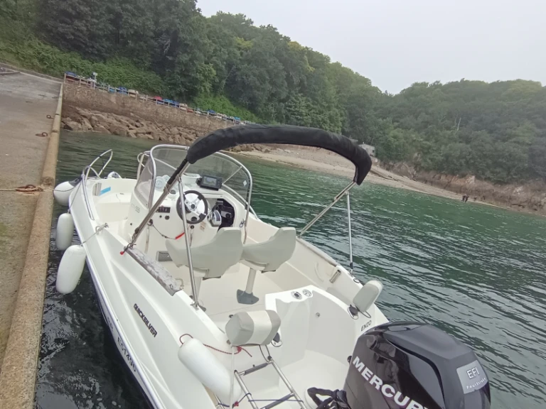Ein Quicksilver Activ 555 Open mieten in Brest