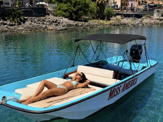 Boston Whaler Boston Whaler 17 mieten Aci Trezza