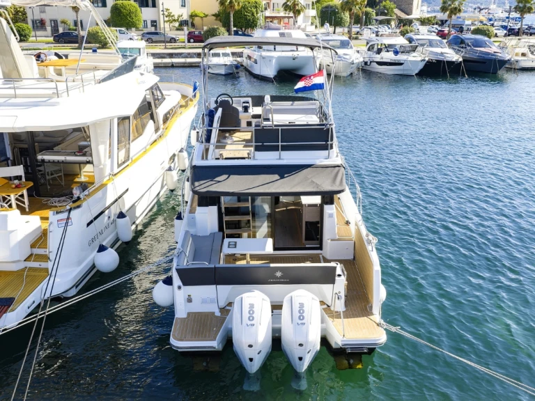 Motorboot mit oder ohne Skipper Jeanneau mieten in Biograd na Moru