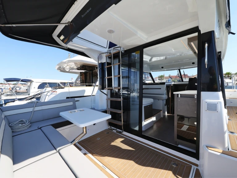 Motorboot mit oder ohne Skipper Jeanneau mieten in Biograd na Moru