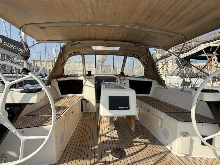 Ein Dufour Dufour 430 Grand Large mieten in Procida