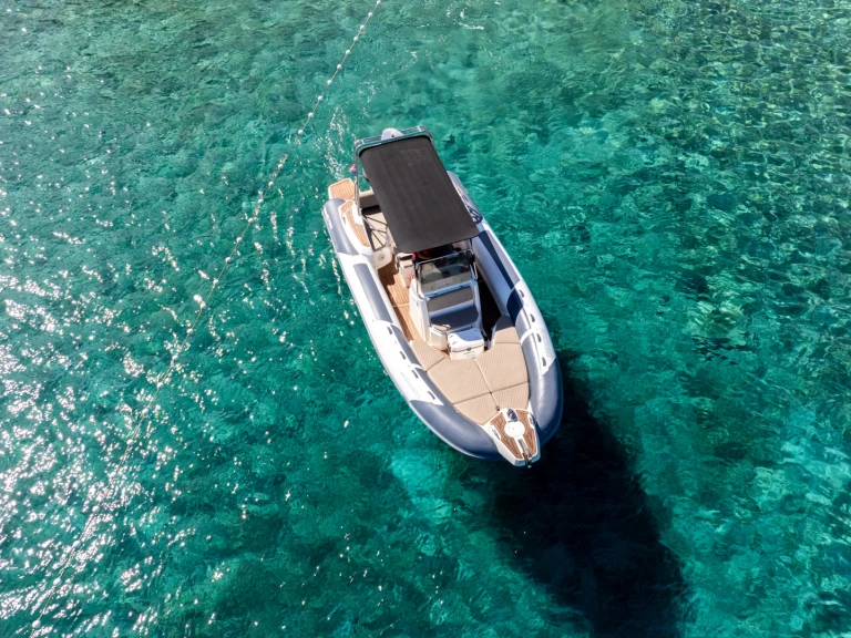Ein Marlin Boat 790 Pro Dynamic mieten in Hvar