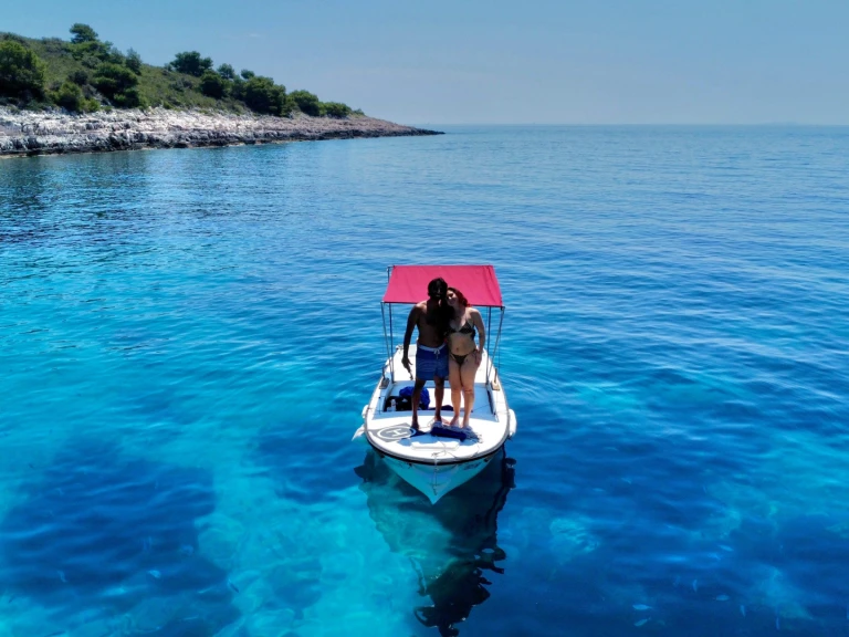 Motorboot mit oder ohne Skipper Jugoplastika mieten in Hvar