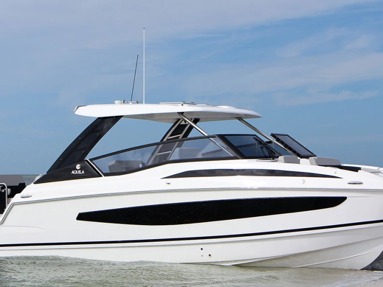 Boot mieten Le Marin günstig Aquila 32 Sport