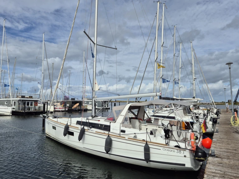 Ein Bénéteau Oceanis 38.1 mieten in Heiligenhafen
