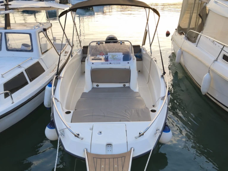 Ein Quicksilver Activ 555 Open mieten in Vela Luka