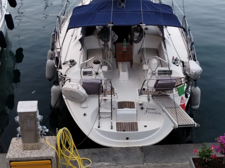 Ein Jeanneau Sun Odyssey 40 mieten in Marina Lido