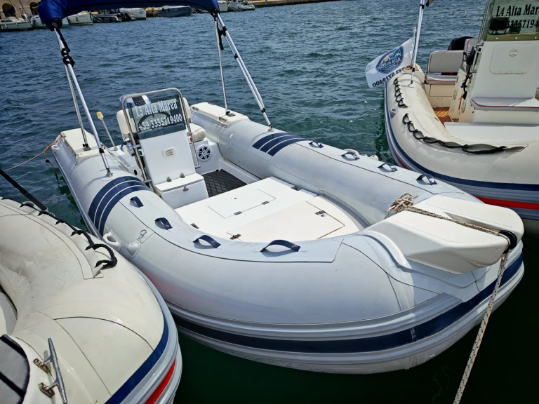 Schlauchboot mieten in Marina di San Foca zum besten Preis