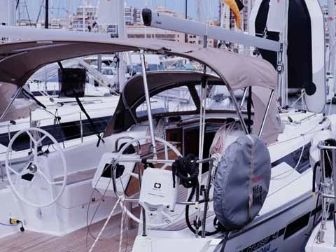 Ein Bavaria Cruiser 34 mieten in Lefkáda