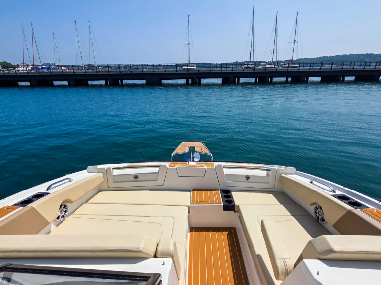 Ein Aquila Aquila 32 Sport mieten in Pula