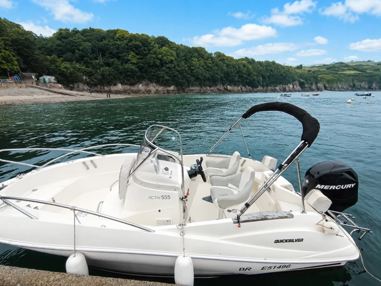 Ein Quicksilver Activ 555 Open mieten in Brest