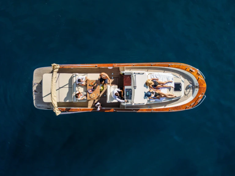 Ein Fratelli di Micco Gozzo Campano Sport Cruiser mieten in Salerno