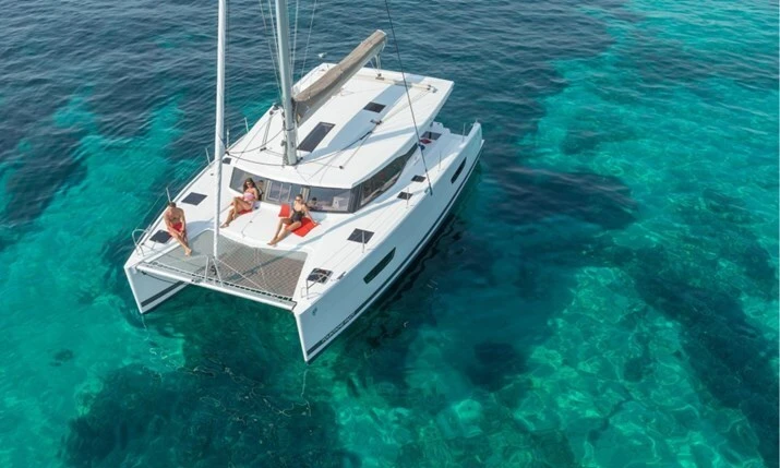 YachtCharter in Villefranche-sur-Mer - Fountaine Pajot Lucia 40 auf SamBoat