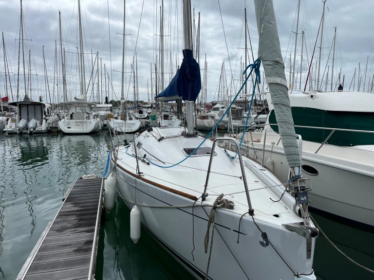 YachtCharter in Les Sables-d'Olonne - Bénéteau First 27.7 auf SamBoat
