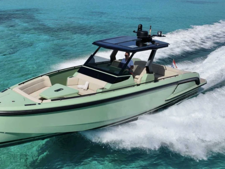 Ein Vanquish VQ40 mieten in Ibiza Town